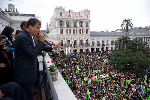 Rafael Correa celebra el triunfo electoral desde el Palacio de Carondelet en Quito, frente a sus seguidores  Crédito: Martín Sánchez/IPS