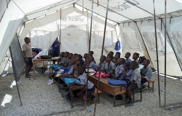 Estudiantes en una escuela pública de Croix-des-Bouquets, Haití.  Crédito: Haiti Grassroots Watch/Marc Schindler Saint Val