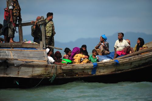 Guardias fronterizos en Bangladesh le niegan entrada a refugiados rohingya.   Crédito: Anurup Titu/IPS 